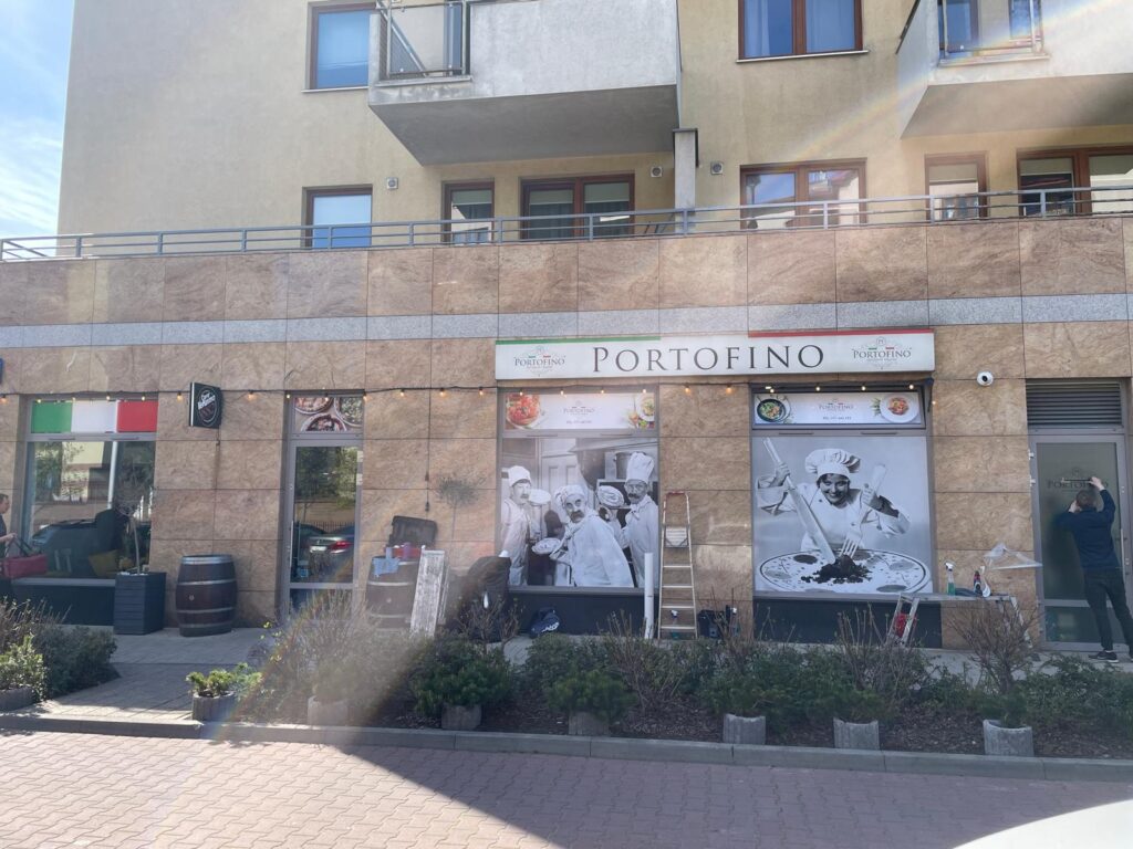 Oklejanie witryn restauracji